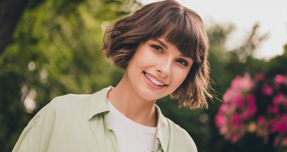 mulher com cabelo curto na altura do maxilar e franja
